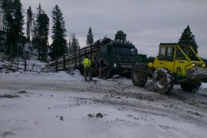 Na výjazd na asfaltovú cestu bola potrebná pomoc LKT