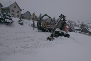 S pribúdaním snehu sa podmienky pre sústredenie drevnej hmoty na odvozné miesto zhoršili