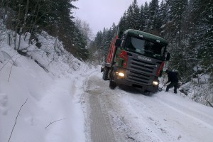 Zradné zasnežené a zľadovatené cesty komplikovali odvoz najmä v doline Sestrč