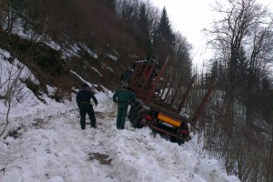 Náves aj s ťahačom sťahovalo na klzkom snehu čoraz viac pod úroveň zvážnice