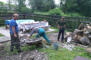 Vonku zatiaľ chlapi zabetónovali pätky na nový altánok