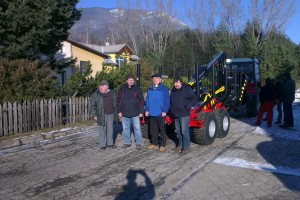 Členovia výboru v pozadí s mechanizáciou