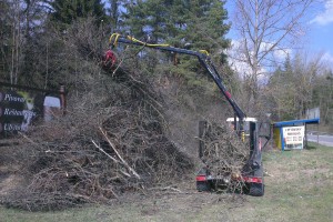 Zvážanie drevnej hmoty urbárnou súpravou na Suchej