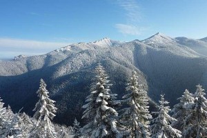 Zasnežené hory za pekného počasia